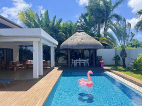 Villa paisible avec piscine et jardin tropical